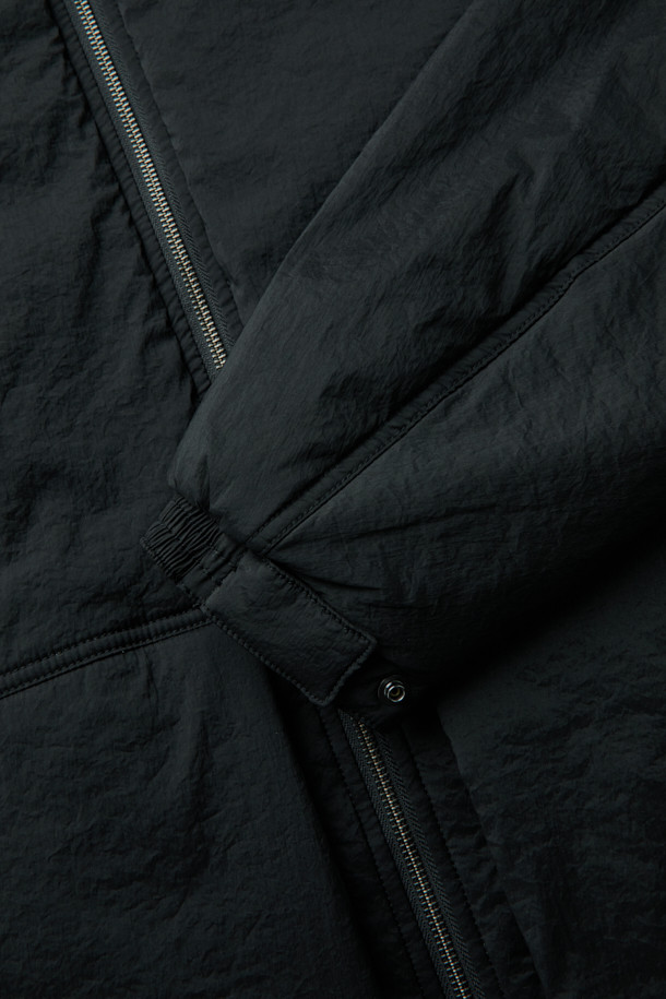 블랙 하이넥 패디드 블루종은 남성용 점퍼로, 가을과 겨울에 따뜻하게 착용할 수 있는 두꺼운 두께감의 패딩 코트입니다. 스포티하면서도 캐주얼한 스타일을 연출하며, 일상 및 출근, 여행 시에도 활용하기 좋습니다. 나일론과 폴리우레탄 혼방 소재로 제작되어 넉넉한 오버핏을 자랑하며, YKK 2-Way 지퍼, 넥 이면 니트 시보리, 소매/밑단 밴딩 마감으로 편안한 착용감을 선사합니다. 보온 기능을 갖춰 추운 날씨에도 따뜻함을 유지하며, 무지 디자인으로 미니멀한 스타일을 완성합니다.
