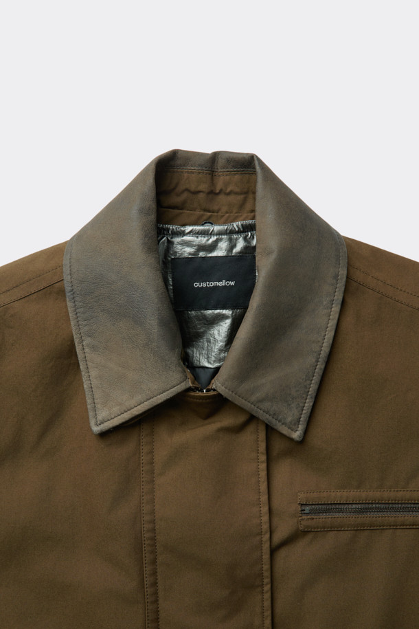 브라운 컬러의 Brown Millerain 파이어맨 재킷입니다. 가을과 겨울에 착용하기 좋은 두꺼운 두께감의 남성용 점퍼로, 밀리터리 및 클래식 스타일을 연출합니다. 면 소재로 제작되었으며, 오버핏 레귤러 기장으로 편안한 착용감을 선사합니다. 탈부착 가능한 패딩 내피와 카라 배색, YKK 2-Way 지퍼, 앞여밈 쇠고리 디테일이 특징입니다. 출근룩, 클래식, 미니멀, 워크웨어 스타일로 다양한 코디에 활용하기 좋습니다.
