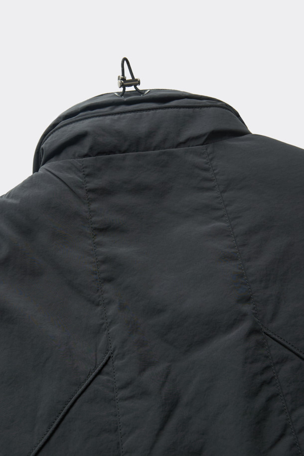 블랙 인시전 패디드 베스트는 가을과 겨울 시즌, 일상 및 출근룩, 여행룩에 모두 잘 어울리는 미니멀한 스타일의 패딩 베스트입니다. 하이넥 디자인과 YKK 2-Way 지퍼, 몸판 절개 디테일이 특징이며, 릴렉스 핏으로 편안한 착용감을 선사합니다.  나일론 소재로 제작되어 두꺼운 두께감과 은은한 광택감을 자랑하며, 무지 스타일로 어떤 룩에도 쉽게 매치할 수 있습니다. 스트링과 스토퍼 디테일이 더해져 더욱 세련된 느낌을 줍니다. 민소매 디자인으로 다양한 레이어드 연출이 가능합니다.
