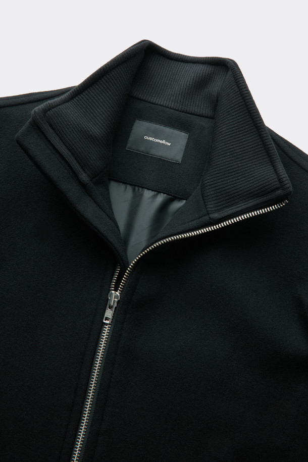 블랙 울 하이넥 재킷은 미니멀하고 베이직한 스타일을 추구하는 남성 고객을 위한 아우터입니다. 가을과 겨울, 출근룩에 적합하며, 오버핏으로 편안한 착용감을 선사합니다. 울과 나일론 혼방의 두꺼운 소재로 제작되어 보온성을 높였으며, 하이넥 디자인과 긴소매가 특징입니다. YKK 2-Way 지퍼, 밑단 스트링, 넥 이면 시보리 디테일로 기능성을 더했습니다.
