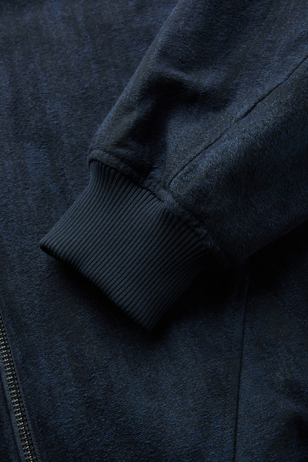 네이비 울 자카드 재킷은 가을과 겨울, 두 계절에 걸쳐 활용하기 좋은 남성용 점퍼입니다. 베이직하면서도 캐주얼한 스타일로, 출근룩과 데이트룩 등 다양한 TPO에 적합합니다. 고급스러운 울, 면, 폴리에스테르, 나일론 혼방 소재로 제작되어 두꺼운 두께감과 넉넉한 오버핏으로 편안한 착용감을 선사합니다. 자카드 패턴이 은은하게 돋보이며, 시보리 디테일과 YKK 2-Way 지퍼를 사용하여 실용성까지 더했습니다. 캐주얼, 클래식, 미니멀 스타일을 즐기는 남성분들께 추천합니다.
