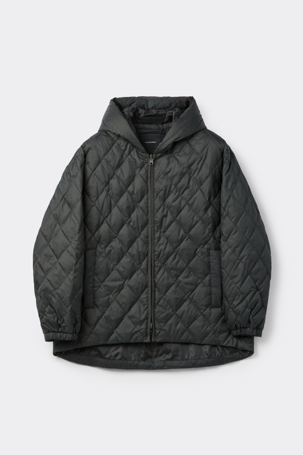 다크 그레이 컬러의 Grey Hood Liner Field Coat (그레이 후드 라이너 필드 코트)입니다. 코튼, 폴리에스테르, 나일론 혼방의 겉감과 두꺼운 두께감으로 겨울철 보온성을 높였습니다. 탈부착 가능한 다운 라이너가 포함되어 있어, 더욱 따뜻하게 착용할 수 있습니다. 허리 스트링과 YKK 2-Way 지퍼, 후드 디자인으로 캐주얼하고 미니멀한 스타일을 연출합니다. 출근룩은 물론, 일상에서도 베이직하게 활용하기 좋은 오버핏 점퍼입니다.
