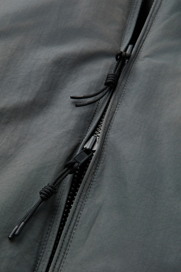 리버시블 다운 재킷은 겨울철 일상과 여행룩에 모두 활용하기 좋은 남성용 아우터입니다. 블랙 컬러의 무지 디자인으로, 캐주얼, 미니멀, 클래식 스타일을 즐겨 입는 분들께 추천합니다. 구스다운 80:20 충전재를 사용하여 보온성을 높였으며, YKK 2-Way 지퍼와 빈티지 워싱 디테일로 고급스러움을 더했습니다. 두꺼운 두께감의 오버핏으로 편안한 착용감을 선사하며, 필요에 따라 양면을 활용할 수 있어 실용적입니다. 긴 소매 기장의 레귤러 기장으로, 어떤 스타일에도 자연스럽게 매치됩니다.
