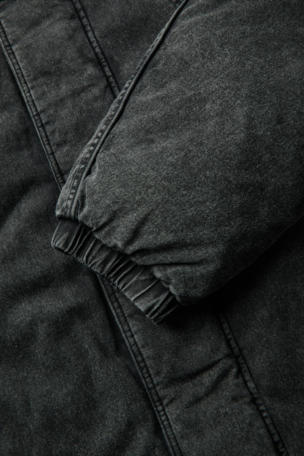 그레이 데님 다잉 후드 다운 재킷은 남성용 겨울 아우터입니다. 캐주얼 및 빈티지 스타일을 결합하여 독특한 분위기를 연출하며, 오버핏의 넉넉한 핏으로 편안함을 더했습니다. 무지 패턴의 데님 소재에 구스다운 80:20 충전재를 사용하여 보온성을 높였으며, 빈티지한 촉감이 특징입니다. YKK 2-Way 지퍼와 파이핑 라인 디테일로 디자인의 완성도를 높였으며, 두꺼운 두께감으로 추운 날씨에도 따뜻하게 착용할 수 있습니다.
