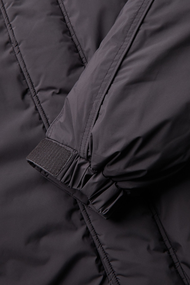 와인 컬러의 Wine Light Fabric 후드 다운 재킷은 겨울철 일상룩과 출근룩에 모두 잘 어울리는 남성용 아우터입니다. 미니멀한 스타일을 추구하는 남성분들을 위한 오버핏 디자인으로, 부드러운 촉감의 폴리에스터 소재와 두꺼운 두께감으로 따뜻함을 선사합니다. 구스다운 80:20 충전재를 사용하여 보온성을 높였으며, ITALY LIMONTA 초경량 소재로 제작되어 가볍고 편안한 착용감을 제공합니다. YKK 2-Way 지퍼 디테일로 실용성을 더했으며, 레귤러 기장의 후드 디자인으로 캐주얼하면서도 클래식한 분위기를 연출합니다.
