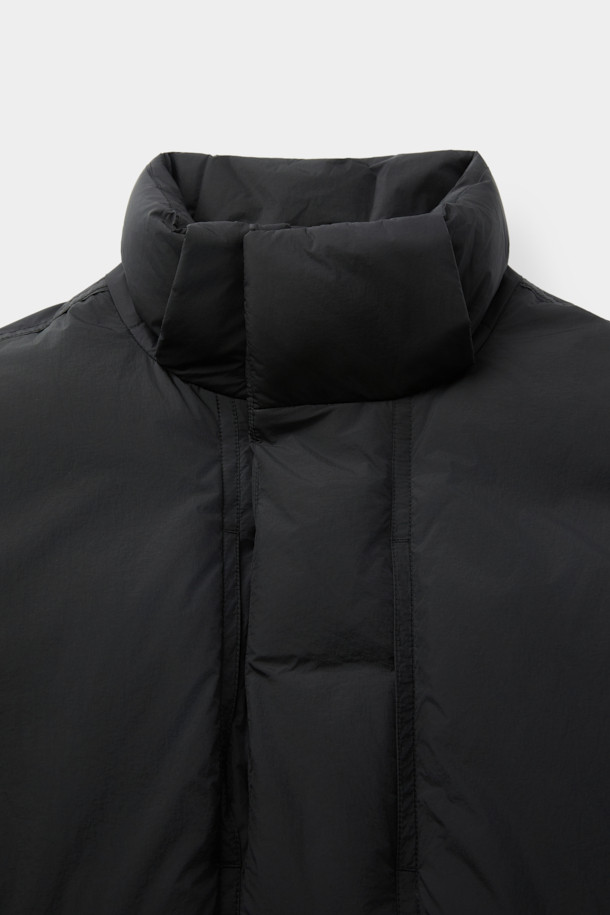 블랙 미들 후드 다운 재킷은 남성용 겨울 점퍼입니다. 미니멀하고 스포티한 스타일의 무지 디자인으로, 출근룩과 여행룩에 모두 잘 어울립니다. 가볍고 따뜻한 초경량 나일론 소재에 구스다운 80:20 충전재를 사용하여 보온성을 높였습니다. 오버핏으로 편안한 착용감을 제공하며, YKK 2-Way 지퍼와 벨크로 탈부착 후드가 특징입니다. 
