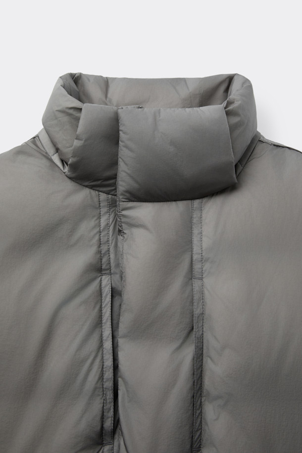 그레이 미들 후드 다운 재킷은 남성용 아우터로, 겨울철 캐주얼 스타일을 연출하기에 적합합니다. 무지 디자인에 오버핏으로 제작되어 편안한 착용감을 선사하며, 출근룩 및 캠핑룩 등 다양한 TPO에 활용할 수 있습니다. 80:20 구스다운 충전재와 두꺼운 두께감으로 뛰어난 보온성을 자랑하며, 벨크로 탈부착 후드, YKK 2-Way 지퍼, 초경량 소재 등 실용적인 기능성을 갖추었습니다. 시티보이, 미니멀 스타일을 선호하는 남성에게 추천하는 필수 아이템입니다.
