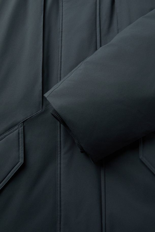 세련된 그레이 롱 다운 재킷입니다. 겨울철 추위를 완벽하게 막아줄 두꺼운 두께감과 오버핏 디자인으로 편안한 착용감을 선사합니다. 미니멀하고 베이직한 스타일로, 출근룩을 포함한 다양한 일상 패션에 활용하기 좋습니다. 80:20 구스다운 충전재와 YKK 2-Way 지퍼, 사이드 지퍼 슬릿, 히든 포켓 디테일로 기능성과 디자인을 모두 갖췄습니다. 폴리에스테르 소재로 제작되어 관리가 용이하며, 긴 소매 기장으로 보온성을 높였습니다.
