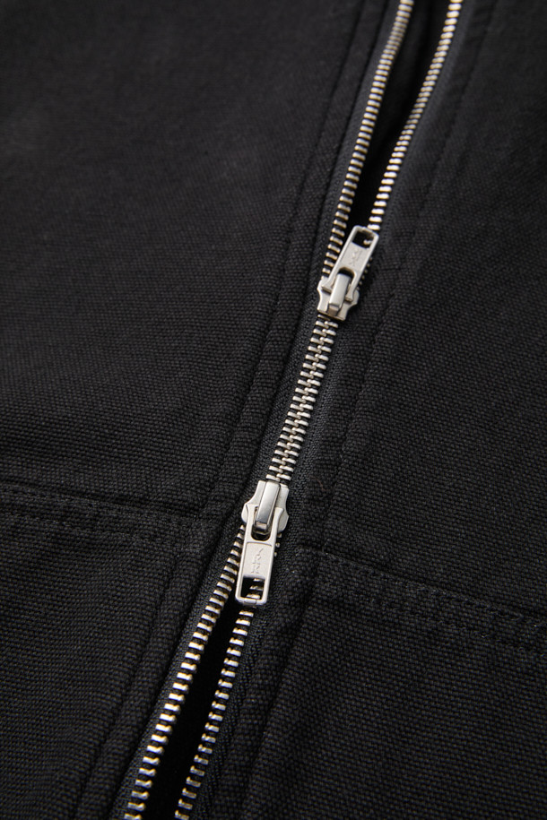 **[BISCO SMITH] 블랙 코튼 후드 집업 재킷**

[BISCO SMITH] 블랙 코튼 후드 집업 재킷은 봄, 가을 간절기에 적합한 아우터입니다. 캐주얼, 스트릿 스타일을 넘나드는 디자인으로, 릴랙스 핏의 크롭 기장이 특징입니다. 면 소재로 제작되어 두꺼운 두께감을 자랑하며, YKK 2-Way 지퍼, 후드 및 밑단 스트링, 전면 포켓 등 실용적인 디테일이 돋보입니다. 'AsAbove' 작품 자수 디테일이 돋보이는 이 재킷은 동네 마실룩, 캠핑룩 등 다양한 TPO에 활용하기 좋습니다.
