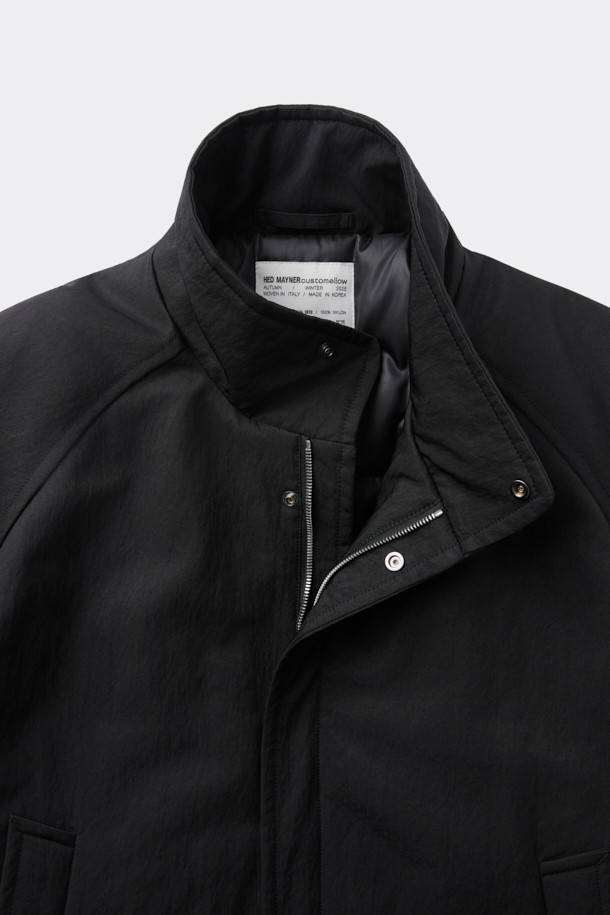 [HED MAYNER] 블랙 오버사이즈 핏 패딩 파카는 겨울철 일상과 출근룩에 모두 잘 어울리는 남성용 점퍼입니다. 부드러운 나일론 소재와 두꺼운 두께감으로 보온성을 높였으며, 오버핏 디자인과 라운드 숄더, 소매 스트랩 디테일이 특징입니다. 퀼팅 안감과 내외부 포켓 구성으로 실용성을 더했으며, 지퍼 여밈 방식으로 간편하게 착용할 수 있습니다. 미니멀하고 시크한 스타일을 연출하기에 좋으며, 다양한 룩에 활용하기 용이합니다.
