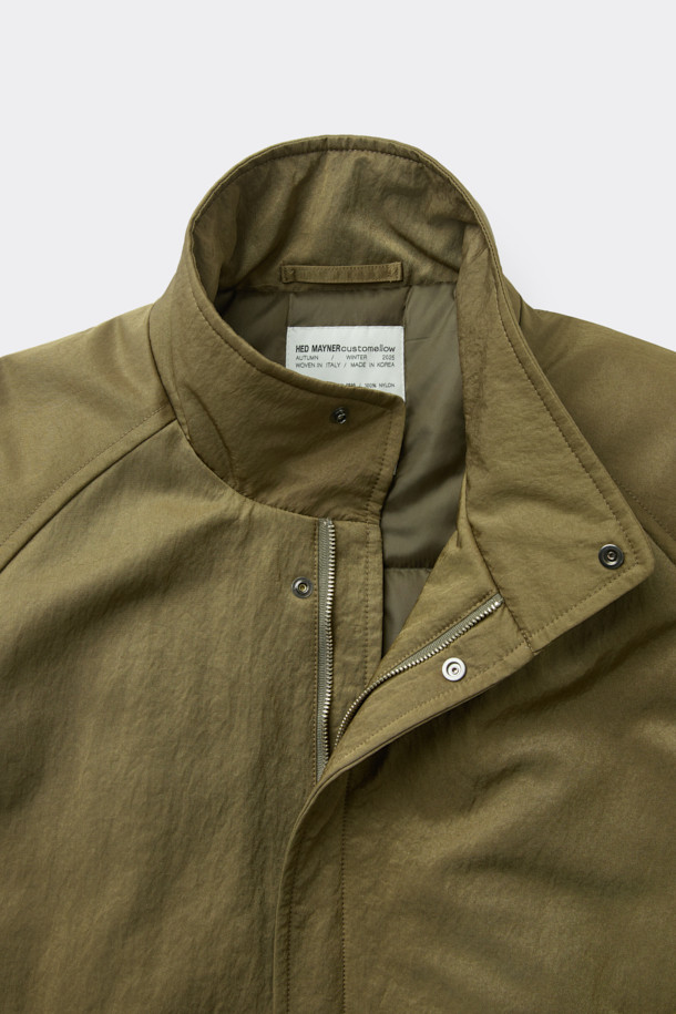 [HED MAYNER] 골드 오버사이즈 핏 패딩 파카는 겨울철 일상과 출근룩에 모두 잘 어울리는 남성용 아우터입니다. 모던한 무드의 무지 디자인에 오버핏으로 제작되어 편안하면서도 세련된 스타일을 연출합니다. 두꺼운 두께감의 나일론 소재와 퀼팅 안감으로 보온성을 높였으며, 구조적인 패턴과 소매 스트랩 디테일이 특징입니다. 집업 스타일로 간편하게 착용 가능하며, 내부 및 외부 포켓과 포켓 하단 포인트 라벨이 실용성을 더합니다. 미니멀, 클래식, 시크한 스타일을 즐기는 분들께 추천하는 패딩입니다.
