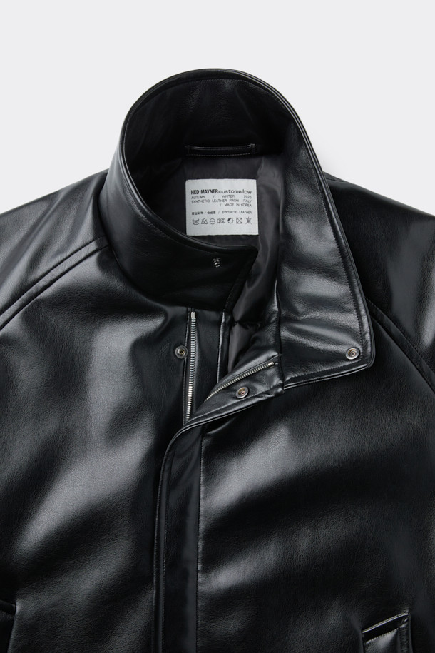 HED MAYNER (헤드 메이너)의 블랙 페이크 레더 패디드 파카는 겨울철 일상에서 모던하고 미니멀한 스타일을 연출하기에 완벽한 아우터입니다. 부드러운 합성 가죽 소재에 넉넉한 오버핏 실루엣으로 편안한 착용감을 선사하며, 퀼팅 안감과 두꺼운 두께로 뛰어난 보온성을 제공합니다. 라운드 숄더, 소매 스트랩, 내/외부 포켓, YKK 2-Way 지퍼, 은은한 광택감 등의 디테일이 돋보이며, 긴 소매 기장으로 세련된 분위기를 더합니다. 시크하고 캐주얼한 스타일을 즐기는 남성분들께 추천하는 아이템입니다.
