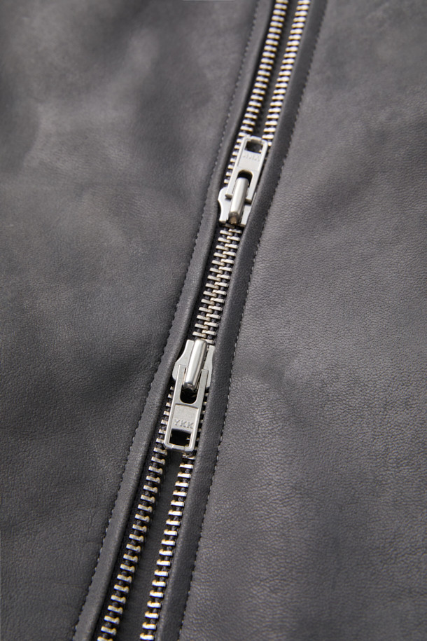 세련된 그레이 컬러의 소가죽 버시티 재킷입니다. 남녀 모두 착용 가능하며, 가을과 겨울에 따뜻하게 입을 수 있습니다. 오버핏 디자인에 YKK 2-Way 지퍼와 시보리 디테일로 스포티하고 캐주얼한 무드를 연출합니다. 부드러운 촉감의 두꺼운 소가죽 소재로 제작되어 편안함과 스타일을 동시에 잡았습니다. 출근룩과 모임룩 모두 소화 가능한, 캐주얼, 스포티, 미니멀 스타일을 즐기는 분들에게 추천합니다.
