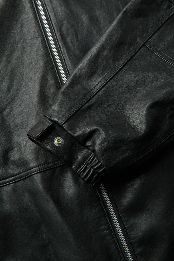 세련된 블랙 컬러의 소가죽 후드 집업 재킷입니다. 캐주얼, 클래식, 미니멀 스타일을 모두 아우르는 디자인으로, 봄, 가을 시즌에 활용하기 좋습니다. 부드러운 촉감과 두꺼운 두께감으로 편안하면서도 고급스러운 착용감을 선사합니다. YKK 지퍼를 사용하여 내구성을 높였으며, 데일리룩부터 모임룩, 출근룩까지 폭넓게 활용 가능합니다. 레귤러 핏으로 제작되어 어떤 체형에도 잘 어울립니다.
