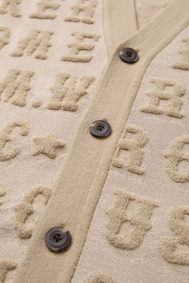 베이지 레터링 자카드 Y 가디건은 간절기에 스타일리시함을 더해줄 남성용 상의입니다. 부드러운 레이온, 아크릴, 울, 폴리에스테르 혼방 소재로 제작되어 편안한 착용감을 선사합니다. 크롭 기장에 릴랙스 핏으로 트렌디하며, 캐주얼, 미니멀, 클래식 스타일을 모두 아우르는 디자인입니다. 브이넥, 긴 소매, 얇은 두께감, 12GG의 자카드 짜임, 부드러운 촉감으로 이루어져 데이트룩과 봄 소풍룩에 적합합니다. 레터링 자카드 패턴이 돋보이는 이 가디건은 당신의 패션 감각을 한층 끌어올려 줄 것입니다.
