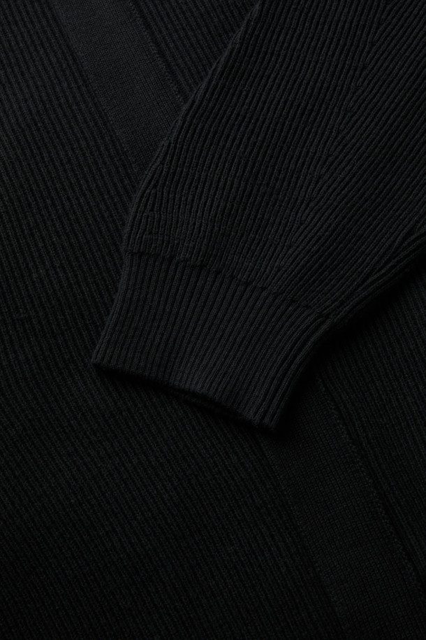 블랙 라인 칼라 가디건은 남성용 상의로, 가을과 겨울에 착용하기 좋은 두꺼운 두께의 니트/스웨터입니다. 코튼 86%와 울 14% 혼방 소재로 제작되어 부드러운 촉감을 선사하며, 퀼팅 안감으로 보온성을 높였습니다. 릴랙스 핏과 긴소매 디자인, 무지 패턴으로 베이직하고 미니멀한 스타일을 연출합니다. 2X1 립 카라와 1OZ 하스 충전재를 사용하여 아우터형 스웨터로도 활용 가능하며, 출근룩과 클래식, 미니멀, 캐주얼 스타일 모두에 잘 어울립니다.
