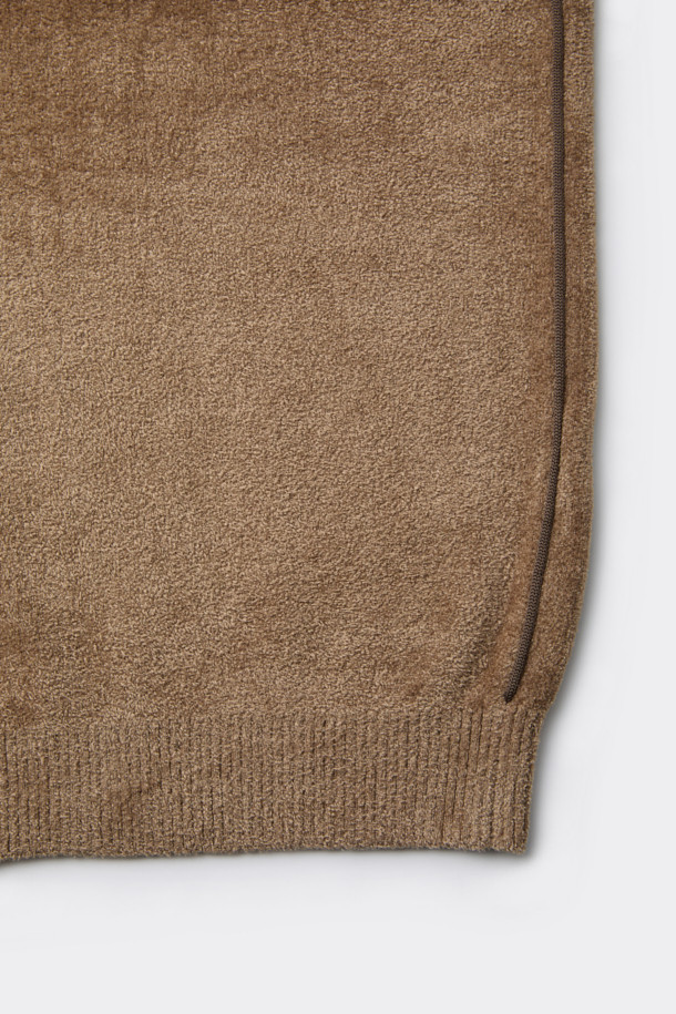 깊이 있는 분위기를 연출하는 브라운 컬러의 셔닐 카라 가디건입니다. 부드러운 촉감의 셔닐 원사를 사용하여 포근하고 따뜻한 착용감을 선사하며, 사이드 배색 파이핑 포인트가 은은한 멋을 더합니다. 릴랙스핏으로 편안하게 착용 가능하며, 가을, 겨울 시즌 데이트룩, 모임룩 등 다양한 TPO에 활용하기 좋습니다. 베이직, 캐주얼, 클래식, 미니멀 스타일을 즐기는 남성분들께 추천하며 버튼 여밈으로 간편하게 착용할 수 있습니다. 두꺼운 두께감으로 보온성을 높였습니다.
