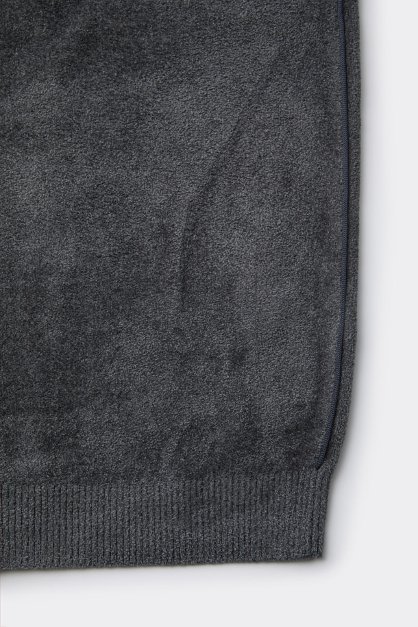 **그레이 셔닐 카라 가디건**은 부드러운 셔닐 원사를 사용하여 포근한 착용감을 선사합니다. 릴랙스 핏으로 편안함을 강조하며, 캐주얼 및 클래식 스타일을 모두 아우르는 디자인입니다. 카라넥과 사이드 배색 파이핑 디테일이 돋보이며, 버튼 여밈으로 간편하게 착용할 수 있습니다. 가을, 겨울철 출근룩과 모임룩에 활용하기 좋은 두꺼운 두께감의 긴소매 니트/스웨터입니다.
