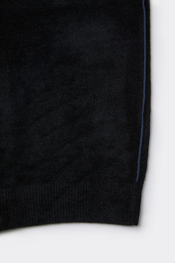 블랙 셔닐 라운드 짚 카디건은 부드러운 촉감의 셔닐 원사를 사용하여 제작된 남성용 니트/스웨터입니다. 가을, 겨울 시즌에 어울리며, 릴랙스 핏으로 편안하게 착용 가능합니다. 라운드넥 디자인에 투웨이 집업 여밈 방식으로 실용성을 더했으며, 어깨선 실리콘 테이프와 사이드 배색 파이핑 디테일로 포인트를 주었습니다. 출근룩과 모임룩, 캐주얼 및 미니멀 스타일을 즐겨 입는 남성에게 추천하는 베이직하고 세련된 아이템입니다. 두꺼운 두께감으로 따뜻하게 착용할 수 있습니다.
