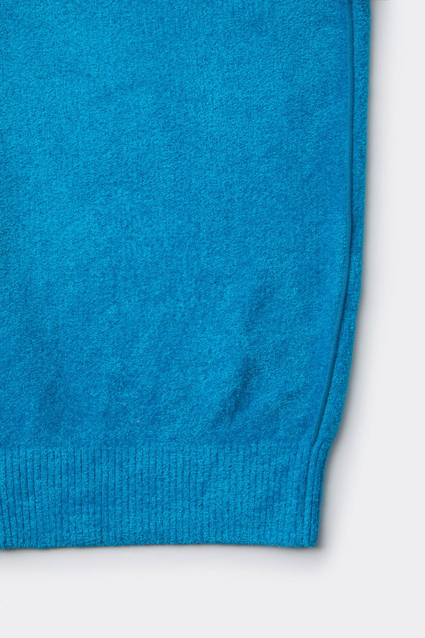 블루 쉐닐 라운드 짚 카디건은 부드러운 촉감의 릴랙스핏 남성용 가을/겨울 니트/스웨터입니다. 캐주얼, 미니멀, 클래식 스타일을 아우르며, 일상복이나 출근룩, 모임룩에 적합합니다. 두꺼운 두께감의 라운드넥 긴소매 디자인으로, 2-Way 짚업과 사이드 배색 파이핑 디테일이 특징입니다. 나일론, 레이온, 폴리에스터 혼방 소재로 제작되어 편안함과 보온성을 동시에 제공합니다.
