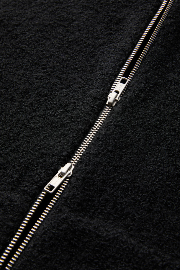 블랙 클라우드 후드 집업 가디건은 가을, 겨울 시즌의 캐주얼 스타일을 위한 남성 의류입니다. 부드러운 촉감의 웨이브 부클사를 사용하여 제작되었으며, 3GG 두께감으로 보온성을 높였습니다. 릴랙스핏으로 편안한 착용감을 제공하며, 캥거루 포켓과 2-Way 집업 디테일로 실용성을 더했습니다. 무지 디자인에 후드 네크라인으로 스포티한 느낌을 더하여 미니멀하고 클래식한 스타일을 연출하기 좋습니다. 폴리에스테르, 나일론, 아크릴, 울, 폴리우레탄 혼방의 고급 소재를 사용하여 제작되었습니다.
