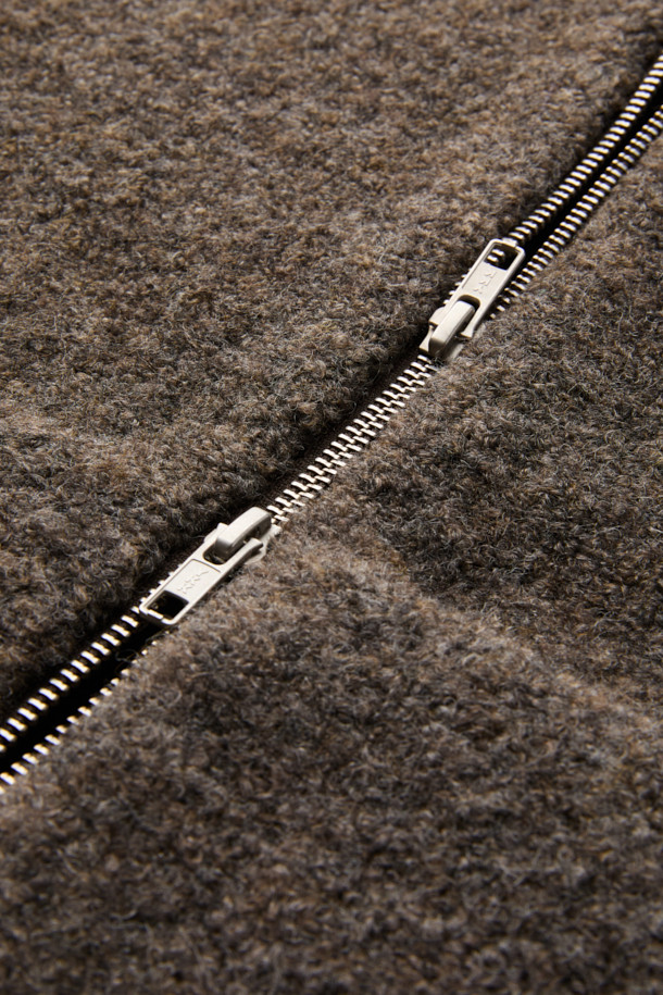 브라운 클라우드 후드 집업 가디건은 가을, 겨울 시즌에 어울리는 남성용 니트/스웨터입니다. 릴랙스핏으로 편안한 착용감을 선사하며, 두꺼운 두께감과 부드러운 촉감의 웨이브 부클사 소재로 제작되어 보온성을 높였습니다. 캥거루 포켓과 2-Way 집업 디테일이 실용성을 더하고, 후드 디자인으로 캐주얼하고 미니멀한 스타일을 연출합니다. 무지 패턴의 브라운 컬러로 다양한 스타일에 매치하기 용이한 데일리 아이템입니다.
