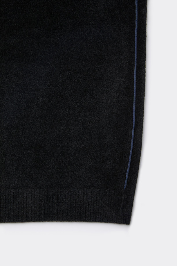 블랙 셔닐 라운드 넥 스웨터는 가을과 겨울, 쌀쌀한 날씨에 따뜻함과 스타일을 모두 갖춘 남성용 상의입니다. 부드러운 셔닐 소재로 제작되어 뛰어난 촉감을 자랑하며, 레귤러핏과 두꺼운 두께로 편안한 착용감을 선사합니다. 베이직하고 캐주얼한 무드로, 출근룩이나 모임룩 등 다양한 TPO에 활용 가능합니다. 뒷면 톤온톤 자가드 배색 스티치와 사이드 배색 파이핑 디테일이 돋보이며, 캐주얼, 클래식, 미니멀 스타일을 모두 소화할 수 있습니다.
