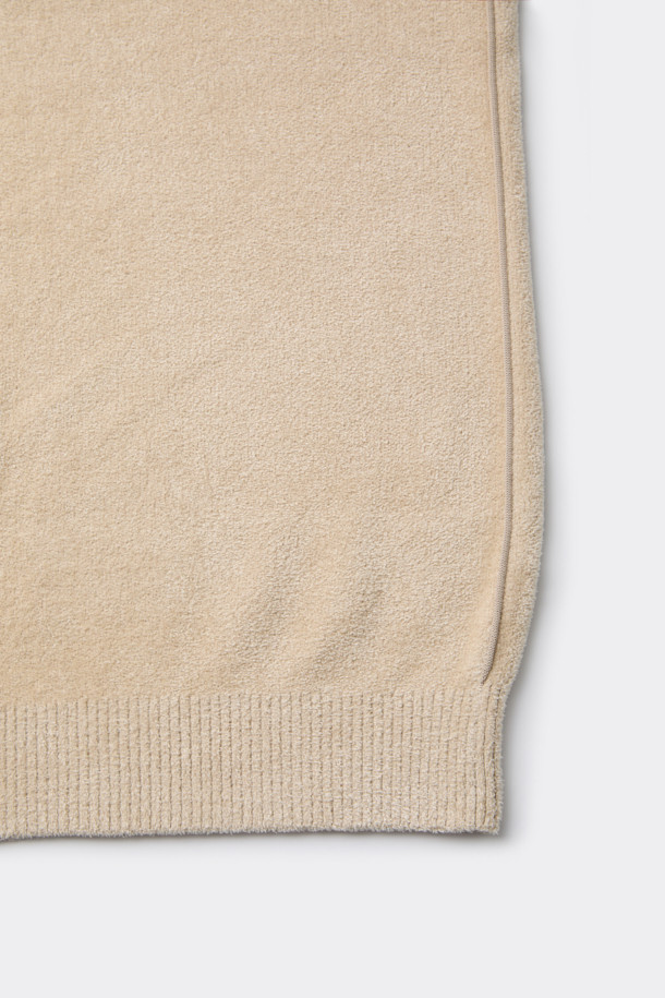 아이보리 셔닐 라운드 넥 스웨터는 가을과 겨울, 출근룩과 비즈니스 캐주얼에 어울리는 남성용 상의입니다. 부드러운 셔닐 소재로 제작되어 포근한 착용감을 선사하며, 레귤러 핏으로 편안하게 착용할 수 있습니다. 베이직한 디자인에 톤온톤 자가드 배색 스티치와 사이드 배색 파이핑 포인트를 더해 미니멀하면서도 클래식한 멋을 연출합니다. 두꺼운 두께감과 긴 소매 기장으로 보온성을 높였으며, 무지 패턴의 아이보리 컬러로 다양한 스타일과 매치하기 용이합니다. 일상에서 편안하게, 혹은 비즈니스 캐주얼 스타일로 활용하기 좋은 아이템입니다.
