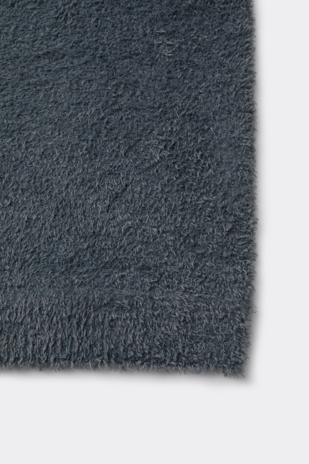 그레이 헤어리 라운드 넥 스웨터는 남성용으로, 가을과 겨울에 따뜻하게 입을 수 있는 두꺼운 두께의 상의입니다. 부드러운 촉감과 베이직하고 캐주얼한 스타일로, 데일리룩과 모임룩 모두에 활용하기 좋습니다. 레귤러 핏에 긴 소매 기장으로 제작되었으며, 라운드 넥 디자인과 헤어리 패턴이 특징입니다. 날개사 소재를 사용하여 포근함을 더하였으며, 캐주얼, 클래식, 미니멀 스타일을 즐겨 입는 분들께 추천합니다.
