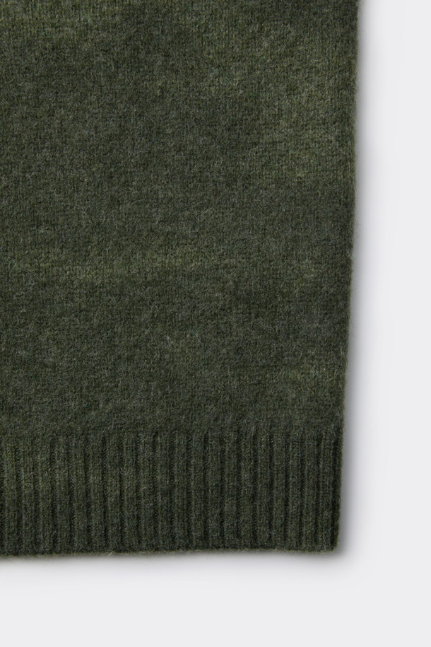 그린 스테인 프린팅 라운드 넥 스웨터는 RWS Wool 100% 원사를 사용하여 제작되어 부드러운 촉감을 선사합니다. 남성용으로, 가을과 겨울에 따뜻하게 착용할 수 있는 두꺼운 두께감의 레귤러핏 스웨터입니다. 캐주얼, 클래식, 미니멀 스타일을 소화하며, 출근룩과 모임룩으로 활용하기 좋습니다. 라운드넥 디자인에 스테인 프린트가 더해져 개성 있는 스타일을 연출합니다. 긴 소매 기장으로 보온성을 높였습니다.
