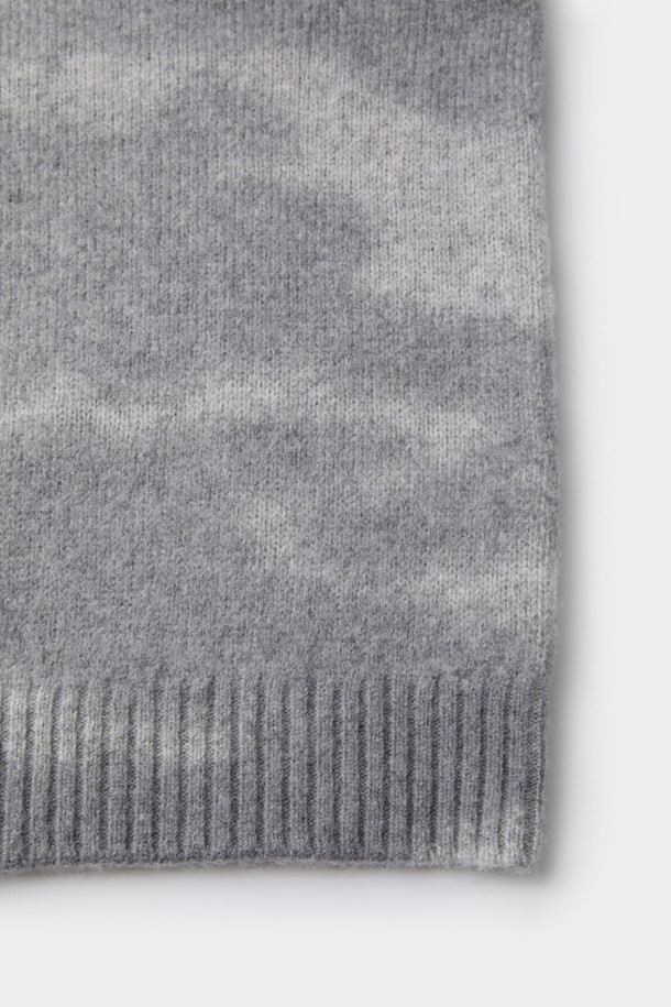 그레이 스테인 프린팅 라운드넥 스웨터는 남성용으로, 가을과 겨울에 착용하기 좋은 두꺼운 울 소재의 긴소매 스웨터입니다. 베이직한 스타일의 레귤러핏으로 제작되었으며, 라운드넥 디자인에 스테인 프린팅으로 포인트를 주어 클래식, 미니멀, 캐주얼 룩을 연출하기 좋습니다. RWS 울 100% 원사를 사용하여 부드러운 촉감을 선사하며, 출근룩과 비즈니스 캐주얼 스타일에도 잘 어울립니다. 일상에서 편안하고 스타일리시하게 착용할 수 있는 아이템입니다.
