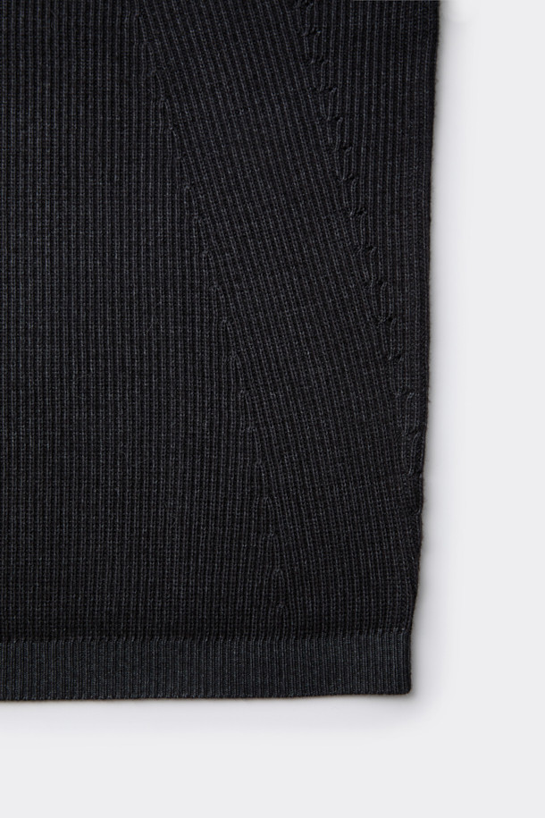 블랙 색상의 가먼트 다잉 라운드넥 스웨터입니다. 메리노울 100% 원사를 사용하여 부드러운 촉감을 선사하며, 매직워싱 가공으로 편안한 착용감을 느낄 수 있습니다. 릴랙스핏으로 제작되어 편안하고, 가을, 겨울 시즌 데일리룩이나 출근룩, 비즈니스 캐주얼에 적합합니다. 베이직, 미니멀, 클래식 스타일을 즐겨 입는 남성분들에게 추천합니다. 두꺼운 두께감의 긴소매 디자인으로 보온성을 높였습니다.
