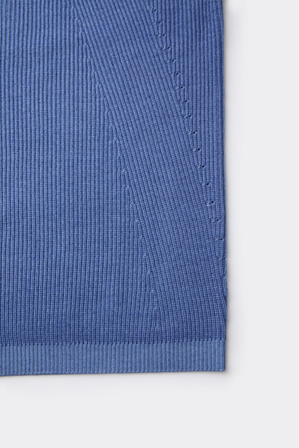 가먼트다잉 공법으로 제작된 블루 라운드넥 스웨터입니다. 울 소재로 제작되어 부드러운 촉감과 두꺼운 두께감으로 가을, 겨울철 따뜻하게 착용하기 좋습니다. 릴랙스핏으로 편안한 착용감을 선사하며, 베이직하고 캐주얼한 스타일로 다양한 룩에 매치하기 좋습니다. 매직워싱 가공을 거쳐 자연스러운 멋을 더했으며, 출근룩과 모임룩은 물론 캐주얼, 클래식, 미니멀 스타일까지 소화 가능한 활용도 높은 아이템입니다. 긴 소매 기장으로 보온성을 높였습니다.
