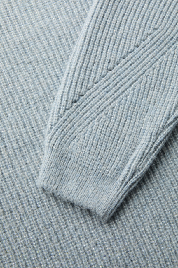 세련된 블루 메탈얀 넥 스웨터는 가을과 겨울, 당신의 스타일을 한층 끌어올려 줄 남성용 니트입니다. 부드러운 촉감의 폴리에스테르, 아크릴, 나일론, 메탈, 울 혼방 소재로 제작되어 편안한 착용감을 선사하며, 라운드넥과 긴 소매, 릴랙스 핏이 베이직하면서도 캐주얼한 무드를 연출합니다. 특히 메탈사가 더해져 은은하게 빛나는 세련된 컬러감이 돋보이며, 골지 패턴과 두꺼운 두께감으로 따뜻함까지 놓치지 않았습니다. 출근룩이나 모임룩 등 다양한 TPO에 활용 가능하며, 캐주얼, 클래식, 미니멀 스타일 모두 소화 가능한 매력적인 아이템입니다.
