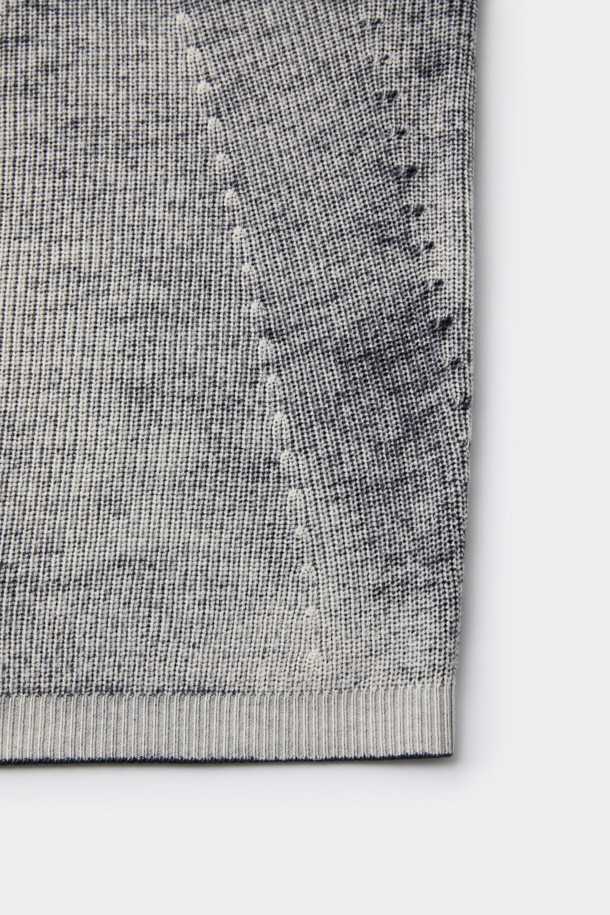 블랙 염색 라운드 넥 스웨터입니다. 메리노 울 100% 소재로 제작되어 부드러운 촉감을 선사하며, 가을과 겨울에 따뜻하게 입을 수 있습니다. 릴랙스 핏으로 편안함을 강조했으며, 베이직한 스타일로 다양한 룩에 활용하기 좋습니다. 출근룩이나 모임룩에 클래식, 미니멀, 캐주얼 스타일로 연출해 보세요. 뒷면에 백 프린팅 가공으로 포인트를 더했습니다.
