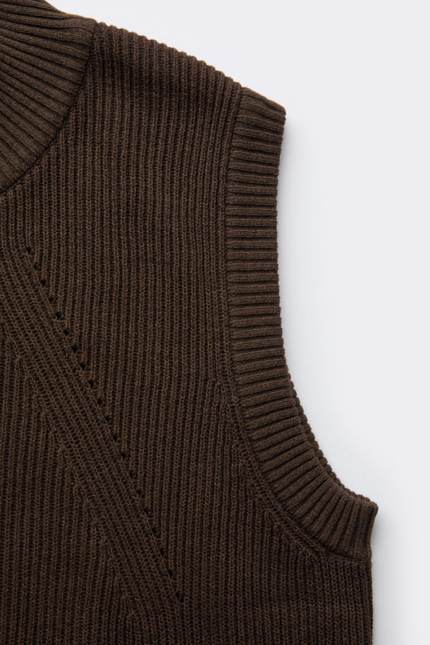 부드러운 촉감의 브라운 터틀넥 집업 베스트입니다. 면 60.2%와 울 39.8% 혼방 소재로 제작되어 간절기에 적합하며, 얇은 두께감으로 편안하게 착용할 수 있습니다. 12GG 골지 패턴으로 베이직한 스타일을 연출하며, 레귤러핏으로 다양한 스타일에 활용할 수 있습니다. 2-Way 지퍼 디테일이 돋보이며, 비즈니스 캐주얼 및 출근룩에 클래식하고 미니멀한 무드를 더해줍니다. 민소매 디자인으로 레이어드하기 좋습니다.
