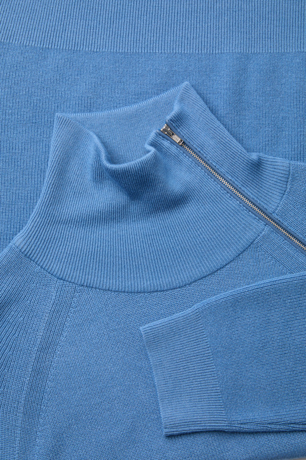 블루 터틀넥 사이드 지퍼 스웨터는 가을과 겨울에 어울리는 남성용 베이직 스타일 니트 스웨터입니다. 울, 코튼, 레이온 혼방 소재로 제작되어 산뜻한 촉감을 선사하며, 14GG 두께로 보온성을 더했습니다. 릴랙스핏으로 편안한 착용감을 제공하며, 사이드 지퍼 디테일이 특징입니다. 출근룩과 비즈니스 캐주얼에 활용하기 좋으며, 클래식, 미니멀, 캐주얼 스타일을 모두 소화할 수 있습니다.
