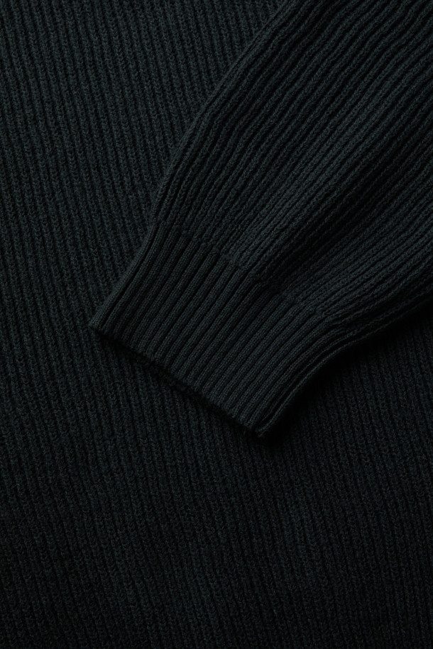 블랙 터틀넥 하프 집업 스웨터는 가을, 겨울 시즌에 어울리는 남성용 상의입니다. 부드러운 면과 울 혼방 소재로 제작되어 얇지만 보온성이 뛰어나며, 레귤러 핏으로 편안하게 착용 가능합니다. 미니멀하고 베이직한 디자인으로 출근룩, 비즈니스 캐주얼 등 다양한 TPO에 활용하기 좋습니다. 12GG 골조직 짜임과 하프 집업 디테일이 특징이며, 긴 소매와 터틀넥/하프넥 디자인으로 세련된 스타일을 연출합니다.
