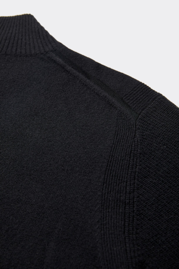 네, 알겠습니다. 주어진 정보를 바탕으로 블랙 터틀넥 스웨터에 대한 상세 설명을 작성하겠습니다.

**블랙 터틀넥 스웨터**

부드러운 울 소재로 제작되어 가을과 겨울, 포근한 착용감을 선사하는 블랙 터틀넥 스웨터입니다. 레귤러 핏에 긴 소매 기장으로, 베이직한 디자인과 두꺼운 두께감이 특징입니다. 출근룩, 비즈니스 캐주얼, 모임룩 등 다양한 TPO에 활용 가능하며, 클래식, 미니멀, 시크한 스타일을 연출하기 좋습니다. 무지 디자인에 배색 자수 포인트로 은은한 멋을 더했습니다.
