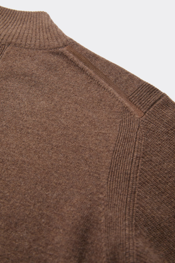 남성용 브라운 터틀넥 스웨터입니다. 가을과 겨울에 어울리는 두꺼운 두께감의 울 소재로 제작되어 부드러운 촉감을 선사합니다. 베이직하고 미니멀한 스타일로, 레귤러 핏과 긴 소매 기장으로 편안함을 더했습니다. 하찌 조직 소매와 자수사 배색 디테일이 특징이며, 데일리룩에 클래식한 무드를 더해줍니다. 일상생활에서 폭넓게 활용하기 좋은 아이템입니다.
