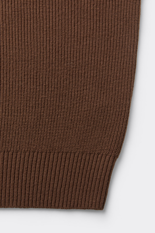 [HED MAYNER] 브라운 오버핏 울 스웨터는 가을, 겨울 시즌에 어울리는 남성용 니트입니다. 부드러운 촉감의 울, 나일론, 폴리에스터 혼방 소재로 제작되었으며, 두꺼운 두께감으로 따뜻함을 선사합니다. 라운드넥과 긴소매, 오버핏 디자인으로 미니멀하고 베이직한 스타일을 연출하며, 피셔맨 스웨터 디자인과 세로골 조직, 특수 가공 처리가 특징입니다. 출근룩, 데이트룩, 모임룩 등 다양한 TPO에 클래식, 미니멀, 캐주얼 스타일로 활용하기 좋습니다.
