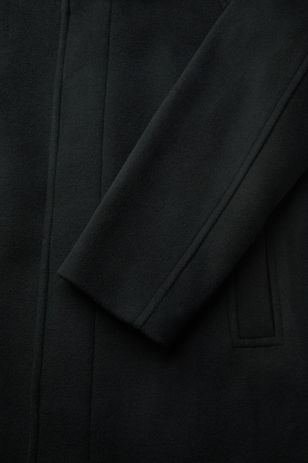 블랙 발마칸 코트는 가을과 겨울, 쌀쌀한 날씨에 돋보이는 아우터입니다. 울, 캐시미어, 폴리에스테르, 나일론, 아크릴, 레이온 등 다양한 소재를 혼방하여 제작되었으며, 부드러운 촉감과 두꺼운 두께로 뛰어난 보온성을 제공합니다. 래글런 소매 디자인과 레귤러핏으로 제작되어 편안한 착용감을 선사하며, 싱글 버튼 여밈 방식으로 미니멀하고 클래식한 분위기를 연출합니다. 일상, 오피스룩, 모임룩 등 다양한 TPO에 활용 가능하며, 미니멀, 클래식, 시크한 스타일을 즐기는 분들께 추천합니다.
