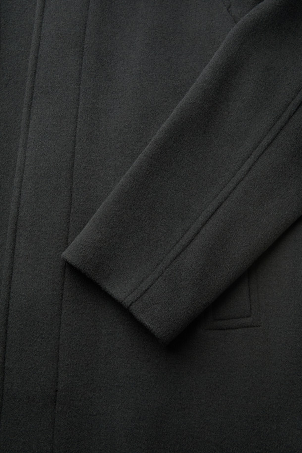 세련된 스타일을 완성하는 그레이 발마칸 코트입니다. 가을, 겨울 시즌에 어울리는 두꺼운 두께감으로 따뜻하게 착용 가능하며, 울, 캐시미어, 폴리에스터, 나일론, 아크릴, 레이온 등 다양한 소재 혼방으로 부드러운 촉감을 선사합니다. 래글런 소매 디자인과 레귤러핏으로 편안한 착용감을 제공하며, 버튼 여밈 방식과 미니멀하고 클래식한 디자인이 돋보입니다. 출근룩, 겨울 데일리룩, 오피스룩 등 다양한 TPO에 활용하여 시크한 스타일을 연출해보세요.
