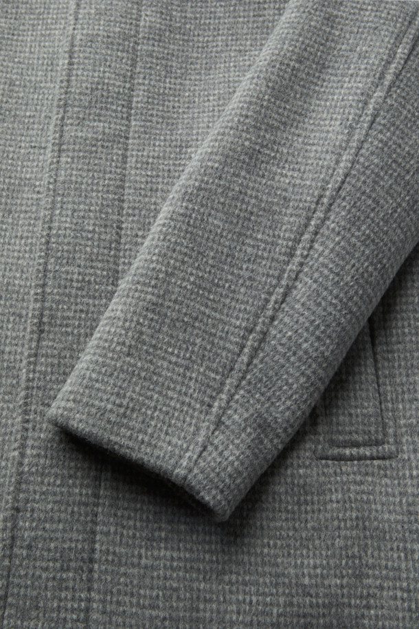 라이트 그레이 컬러의 패턴 발마칸 코트입니다. 울과 폴리에스테르 혼방 소재로 제작되어 가을과 겨울에 따뜻하게 착용할 수 있습니다. 클래식하고 미니멀한 스타일로, 래글런 소매와 레귤러 핏 디자인이 특징입니다. 출근룩, 겨울 데일리룩, 오피스룩 등 다양한 TPO에 활용하여 시크한 스타일을 연출해보세요.
