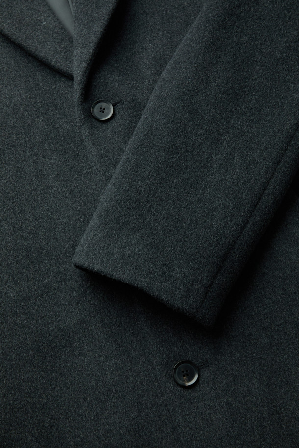 세련된 그레이 컬러의 울 체스터필드 코트입니다. 가을과 겨울, 두 계절에 걸쳐 우아하고 따뜻하게 착용할 수 있습니다. 레귤러 핏에 싱글 버튼 여밈으로 깔끔한 실루엣을 연출하며, 숄더 패드로 클래식한 무드를 더했습니다. 울, 폴리에스터, 캐시미어 등 다양한 소재 혼방으로 제작되어 고급스러운 촉감과 보온성을 제공합니다. 출근룩, 오피스룩은 물론, 겨울철 데일리룩까지 폭넓게 활용 가능한 아이템입니다.

