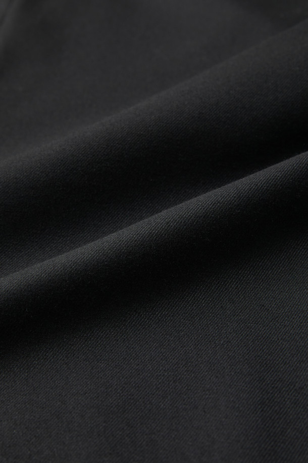 그레이 레귤러 핏 셋업 재킷은 남성 고객을 위한 베이직하고 클래식한 스타일의 자켓입니다. 봄, 가을 시즌에 적합하며, 얇은 두께감과 부드러운 촉감으로 편안하게 착용할 수 있습니다. 싱글 버튼 여밈 방식에 레귤러핏으로 제작되었으며, 무지 패턴으로 깔끔한 인상을 줍니다. 출근룩, 비즈니스 캐주얼, 모임룩 등 다양한 TPO에 활용 가능하며, 스트레치 기능이 있어 활동성을 높였습니다. 폴리에스테르, 레이온, 폴리우레탄 혼방 소재로 제작되어 내구성이 뛰어나고 관리가 용이합니다.
