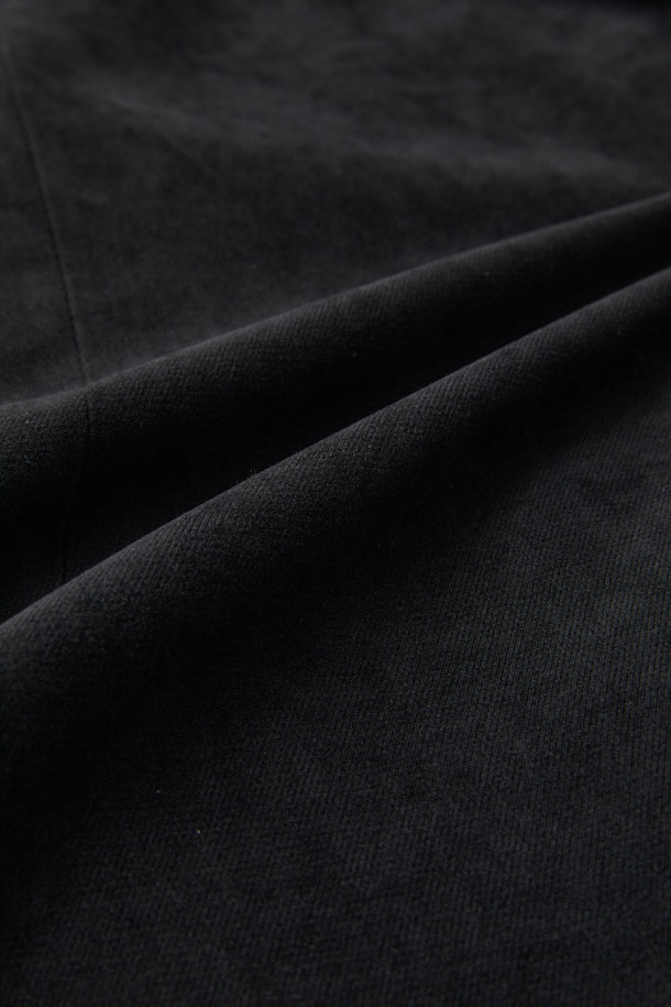 블랙 마일드 셋업 재킷은 남성 고객을 위한 베이직하고 캐주얼한 스타일의 블레이저입니다. 봄, 가을에 적합하며, 출근룩, 비즈니스 캐주얼, 모임룩 등 다양한 TPO에 활용할 수 있습니다. 레귤러 핏에 무지 디자인으로, 클래식, 미니멀, 캐주얼 스타일을 선호하는 분들께 추천합니다. 얇은 두께의 부드러운 폴리에스테르 소재로 제작되어 편안한 착용감을 선사하며, 싱글 버튼 여밈 방식과 긴 소매 기장으로 깔끔한 실루엣을 연출합니다. 언컨스트럭티드 셋업 디자인으로 가볍고 활동적인 느낌을 줍니다.
