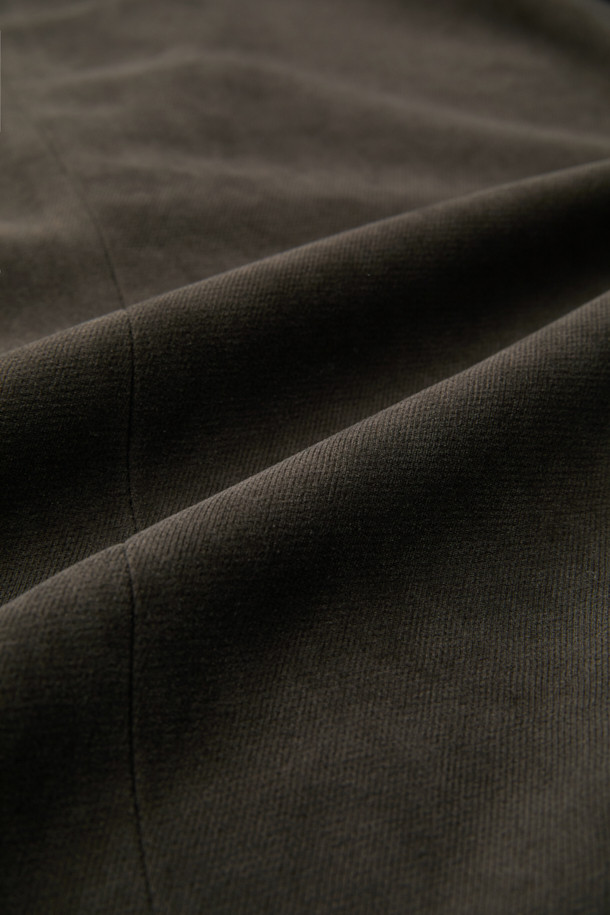 브라운 색상의 남성용 마일드 셋업 재킷입니다. 봄, 가을에 착용하기 좋은 얇은 두께의 블레이저 스타일 자켓으로, 레귤러 핏과 긴 소매 기장으로 제작되었습니다. 부드러운 폴리에스테르 소재로 편안한 착용감을 선사하며, 베이직하고 클래식한 무드를 연출합니다. 싱글 버튼 여밈 방식과 무지 패턴으로 미니멀한 디자인을 강조하여 출근룩, 비즈니스 캐주얼, 모임룩 등 다양한 TPO에 활용 가능합니다. 언컨스트럭티드 셋업 디자인으로 자연스러운 실루엣을 완성합니다.
