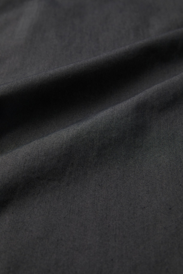 블랙 톤의 루즈 핏 코튼 셋업 재킷입니다. 얇은 두께감의 면 소재로 제작되어 봄, 가을 간절기에 착용하기 좋습니다. 싱글 버튼 디자인과 레귤러 기장으로, 캐주얼하면서도 미니멀한 무드를 연출합니다. 출근룩이나 비즈니스 캐주얼 스타일에도 잘 어울리며, 다양한 스타일링을 시도할 수 있습니다. 언컨스트럭티드 블레이저 스타일로 편안한 착용감을 선사합니다.
