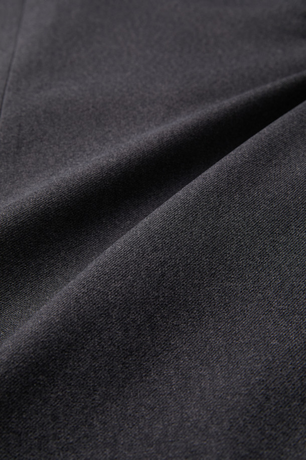 그레이 톤의 텍스처가 돋보이는 루즈핏 셋업 재킷입니다. 부드러운 촉감의 폴리에스테르와 울 혼방 소재로 제작되어 편안한 착용감을 선사합니다. 베이직하고 캐주얼한 스타일로, 봄, 가을에 출근룩, 비즈니스 캐주얼, 모임룩 등 다양한 TPO에 활용하기 좋습니다. 싱글 버튼 여밈과 라펠 디테일, 언컨스트럭티드 디자인이 특징이며, 블레이저 스타일의 레귤러 기장으로 클래식하고 미니멀한 무드를 연출합니다. 긴 소매의 무지 디자인으로 어떤 옷에도 쉽게 매치할 수 있습니다.
